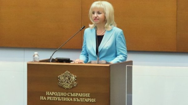 Петя Ставрева

На 6 май, след кратко боледуване, почина Петя Ставрева, бивша депутатка от ПП-ДБ в 49-ото Народно събрание и председател на ПП Обединени земеделци. Петя Ставрева е председател на ПП „Обединени земеделци" от 26 март 2011 година. От 2007 до 2009 г. тя е член на Европейския парламент от Европейската народна партия (EНП). Работи в Комисиите по земеделие и развитие на селските райони, по бюджетен контрол и по равенство на половете. През 2008 г. тя инициира създаването на Обществен съвет за граждански мониторинг върху усвояването на средства от европейските фондове в земеделието. От 2009 г. е председател на българо-френски комитет за побратимяване. През 2016 година тя е избрана за председател на сдружение „Балканска земеделска камара". Като експерт по Обща селскостопанска политика на ЕС тя участва в международни организации и проекти. От 2001 г. тя завежда "Връзки с обществеността" на Земеделския младежки съюз към БЗНС – Народен съюз. От 2004 г. е председател на областното настоятелство на Земеделския младежки съюз, София-град. От 2002 г. до 2005 г. е регионален координатор за България на международна организация на младите земеделски производители. От 2005 г. е председател на Управителния съвет на сдружение "Младежки инициативи 2004". 

През 2006 г. е избрана за член на Постоянното присъствие на БЗНС – Народен съюз, секретар по международните въпроси.

Има магистърска степен по журналистика и масови комуникации от Софийския университет "Св. Климент Охридски", както и магистърска степен по „Агробизнес" от Аграрен университет – Пловдив. Има специализация по политическа комуникация в Институт "Роберт Шуман", Будапеща, както и специализация по политически мениджмънт в Нов български университет.

Почива на 47 години. Снимка: БГНЕС